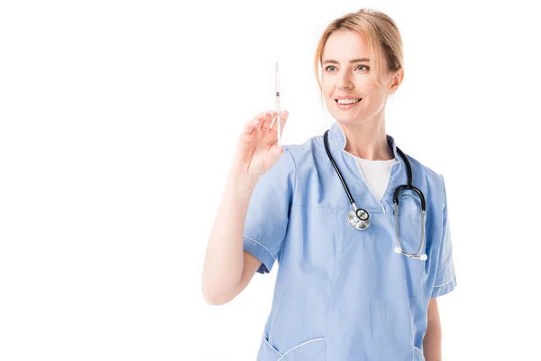 Медсестра зі стетоскопом перевіряє шприц ізольовано на білому — стокове фото