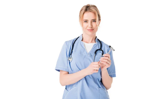 Enfermera joven sosteniendo martillo reflejo aislado en blanco - foto de stock