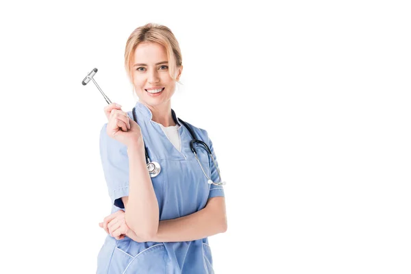 Жіноча медсестра в уніформі з рефлекторним молотком ізольована на білому — стокове фото