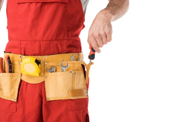 Vue rapprochée d'un homme à tout faire prenant des outils dans une ceinture isolée sur blanc — Photo de stock