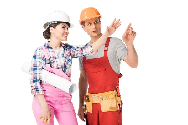 Constructores profesionales hombre y mujer sosteniendo plano y regla aislados en blanco - foto de stock