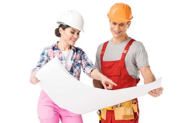 Homem e mulher construtores olhando para o modelo isolado em branco — Fotografia de Stock