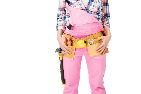 Vue rapprochée du constructeur féminin avec des outils dans la ceinture isolés sur blanc — Photo de stock