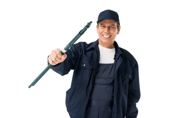 Reparador sonriente sosteniendo llave ajustable aislada en blanco - foto de stock