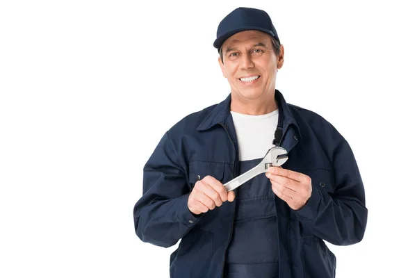 Reparador sorridente segurando chave ajustável isolada no branco — Fotografia de Stock