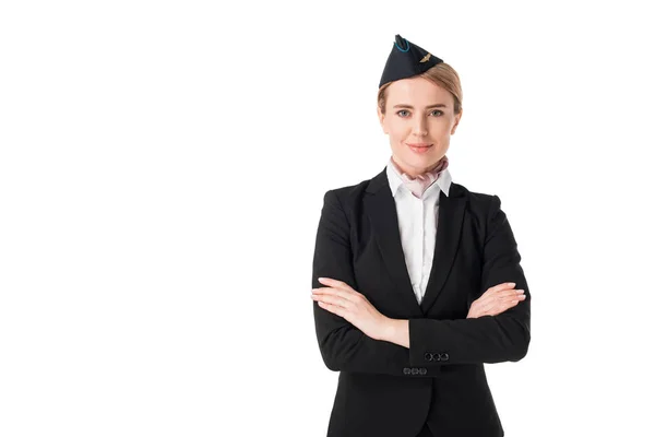 Lächelnde junge Stewardess, die isoliert auf Weiß in die Kamera blickt — Stockfoto