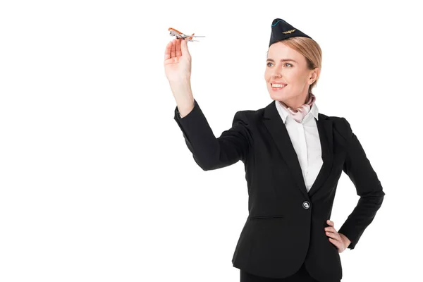 Azafata joven sosteniendo avión de juguete aislado en blanco - foto de stock