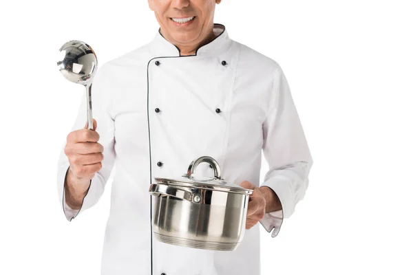 Vue rapprochée de la casserole et de la louche dans les mains du chef isolé sur blanc — Photo de stock