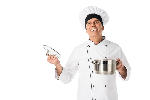 Chef sonriente con sartén de metal en manos aisladas en blanco - foto de stock