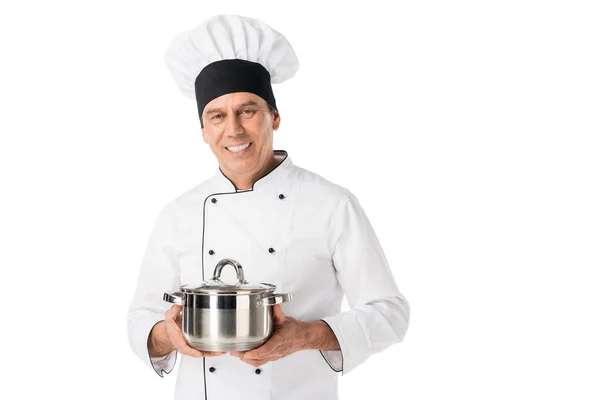 Homme souriant en uniforme de chef tenant la casserole isolée sur blanc — Photo de stock