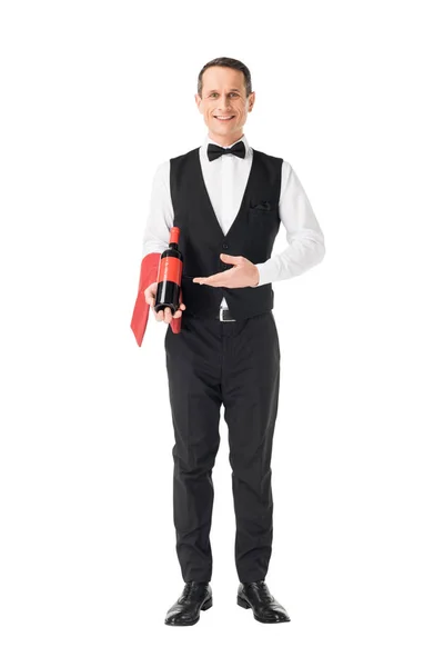 Elegante camarero mostrando botella de vino aislado en blanco - foto de stock