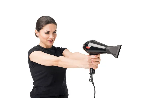 Peluquería mujer apuntando con secador de pelo aislado en blanco - foto de stock