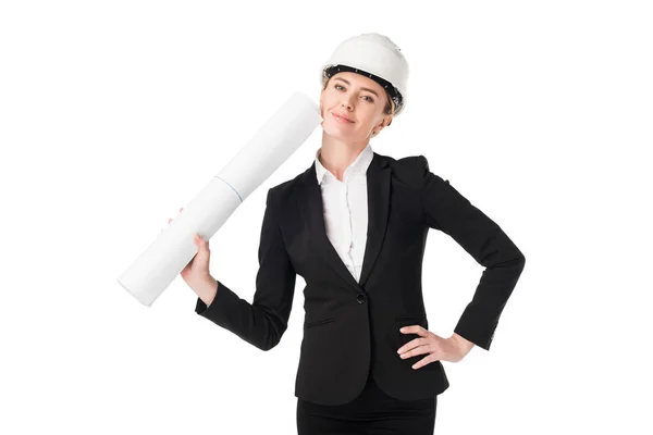 Arquitecta sonriente en traje sosteniendo plano aislado en blanco - foto de stock