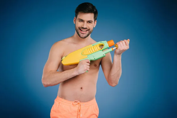 Mann mit Wasserpistole — Stockfoto