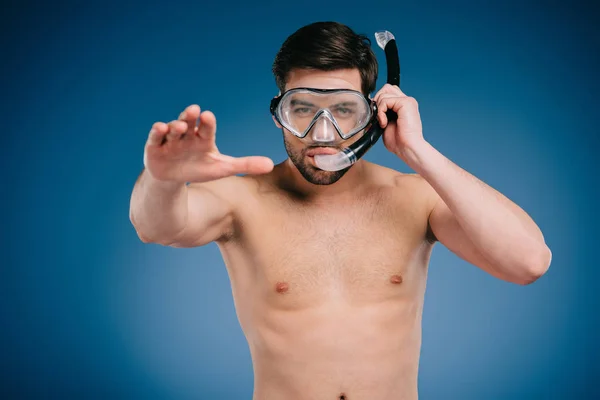 Hombre en máscara de buceo - foto de stock