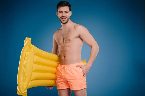 Hombre sosteniendo colchón de natación - foto de stock