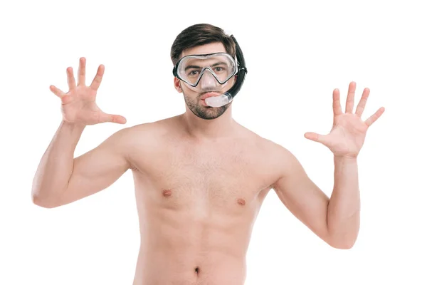 Красивый молодой мужчина без рубашки в трубке и маске с аквалангом, смотрящий на камеру, изолированную на белом — стоковое фото