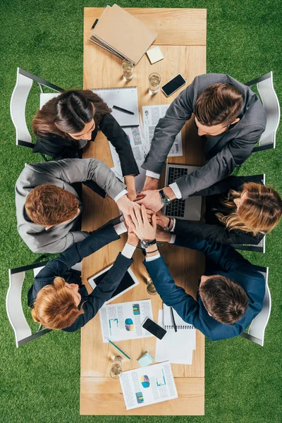 Vista superior de los socios de negocios en la mesa en la oficina, los empresarios de trabajo en equipo concepto de relación de colaboración - foto de stock