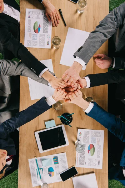 Vista cortada de parceiros de negócios à mesa no escritório, conceito de relação de colaboração de trabalho em equipe de empresários — Fotografia de Stock
