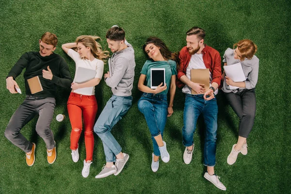 Vista dall'alto del giovane uomo d'affari che si fa selfie con i partner di posa — Foto stock