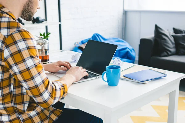 Vista de primer plano del freelancer escribiendo en el teclado de la computadora en la oficina en casa - foto de stock