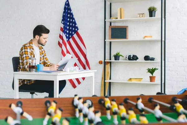 Homem trabalhando em casa escritório com pé de mesa — Fotografia de Stock