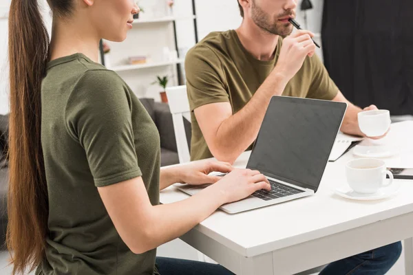 Copped shot de couple travaillant ensemble sur la cuisine à la maison — Photo de stock