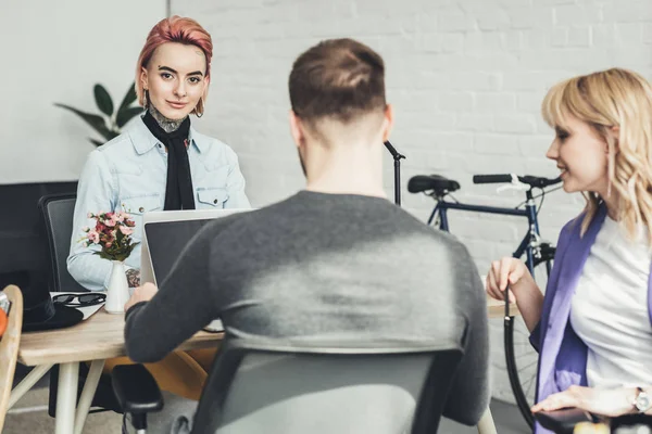 Focalizzazione selettiva dei giovani lavoratori creativi che lavorano su nuove idee in ufficio — Foto stock