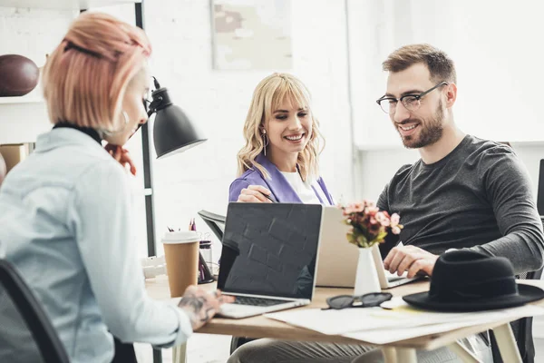 Selektiver Fokus junger Kreativer, die im Büro an neuen Ideen arbeiten — Stockfoto