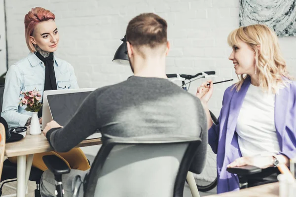 Selektiver Fokus junger Kreativer, die im Büro an neuen Ideen arbeiten — Stockfoto