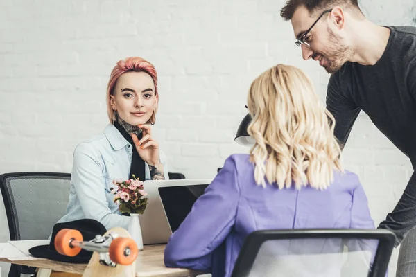 Focalizzazione selettiva dei giovani lavoratori creativi che lavorano su nuove idee in ufficio — Foto stock