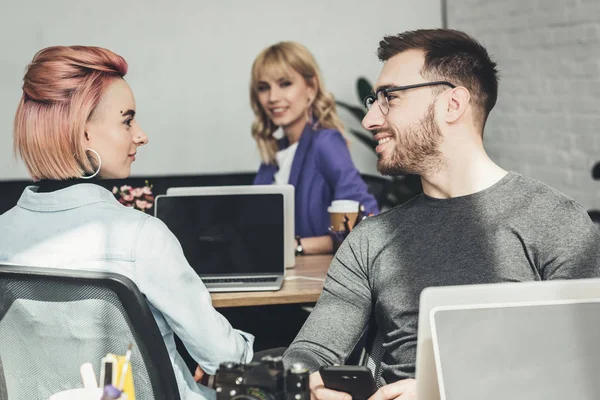 Focus selettivo del gruppo di lavoratori creativi che lavorano in ufficio — Foto stock