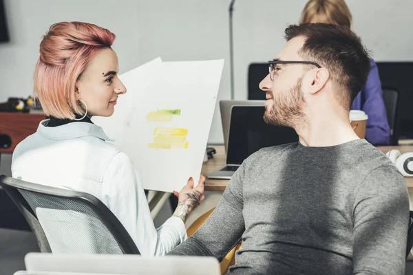 Селективная направленность группы креативных работников, работающих в офисе — стоковое фото