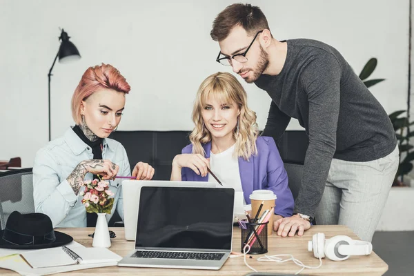 Retrato del grupo de trabajadores creativos discutiendo nueva idea en el lugar de trabajo en la oficina - foto de stock