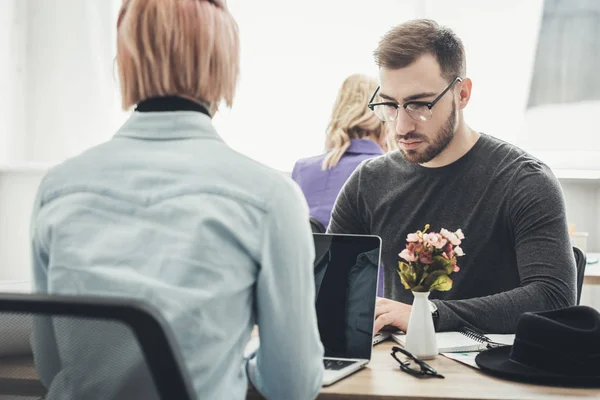 Вибірковий фокус зосередженого бізнесмена в окулярах на робочому місці в офісі — стокове фото
