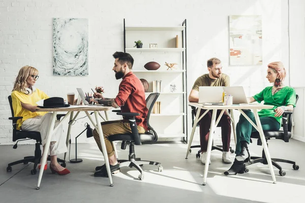 Grupo de jóvenes trabajadores creativos que trabajan en el proyecto en la oficina - foto de stock