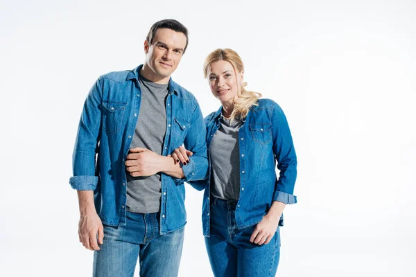 Jeune couple souriant tenant les mains isolées sur blanc — Photo de stock