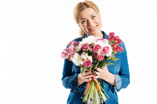Досить усміхнена жінка тримає букет квітів ізольовано на білому — Stock Photo