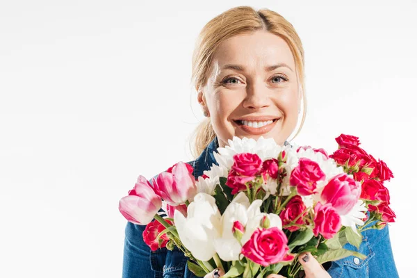 Mulher feliz segurando buquê de flores da primavera isolado no branco — Fotografia de Stock