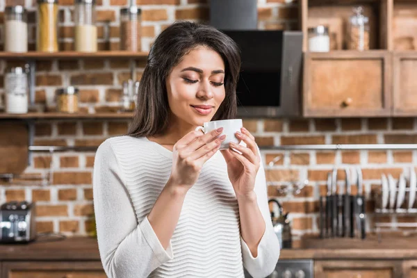 Heureux attrayant afro-américain femme bénéficiant d'une tasse de café dans la cuisine — Photo de stock