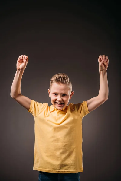 Préadolescence sourire garçon geste, isolé sur gris — Photo de stock