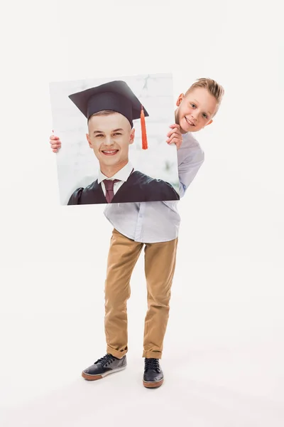 Souriant garçon prétendant être un étudiant diplômé, isolé sur blanc — Photo de stock