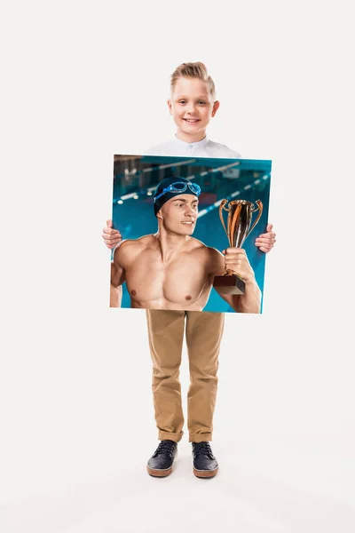 Kleiner glücklicher Junge, der vorgibt, im Schwimmwettbewerb zu gewinnen, isoliert auf weiß — Stockfoto