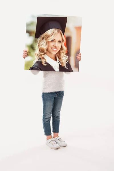 Маленька дівчинка прикидається аспірантом, ізольована на білому — стокове фото