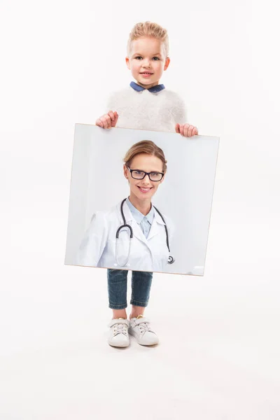 Очаровательный ребенок, притворяющийся врачом, изолированный на белом — стоковое фото