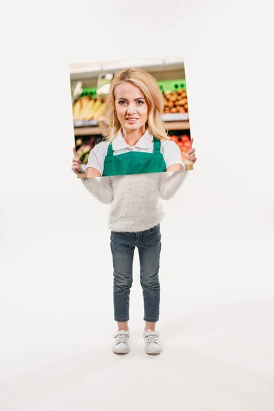 Criança fingindo ser assistente de compras, isolado em branco — Fotografia de Stock