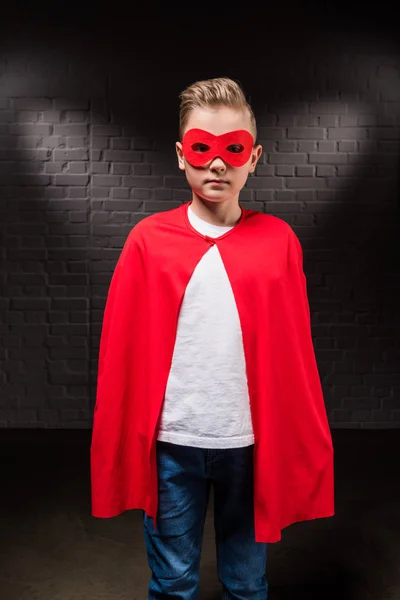 Niño en traje de superhéroe y máscara roja - foto de stock