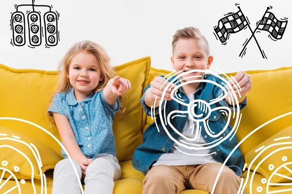 Bambino guida disegnato auto e sorella che indica mentre seduto sul divano giallo — Foto stock