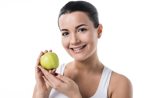 Усміхнена красива дівчина тримає стигле яблуко ізольовано на білому — стокове фото
