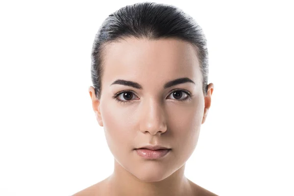 Headshot de menina bonita morena com pele limpa olhando para a câmera isolada no branco — Fotografia de Stock